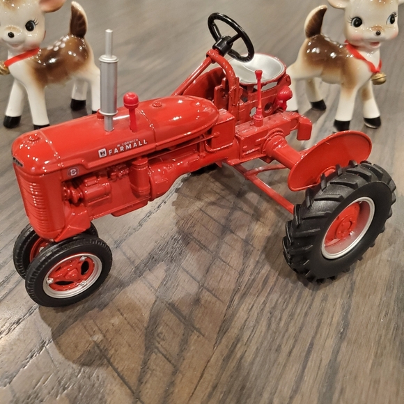 Vintage Ertl Classic McCormick 1/32" Scale Farmall Tractor - Picture 7 of 12